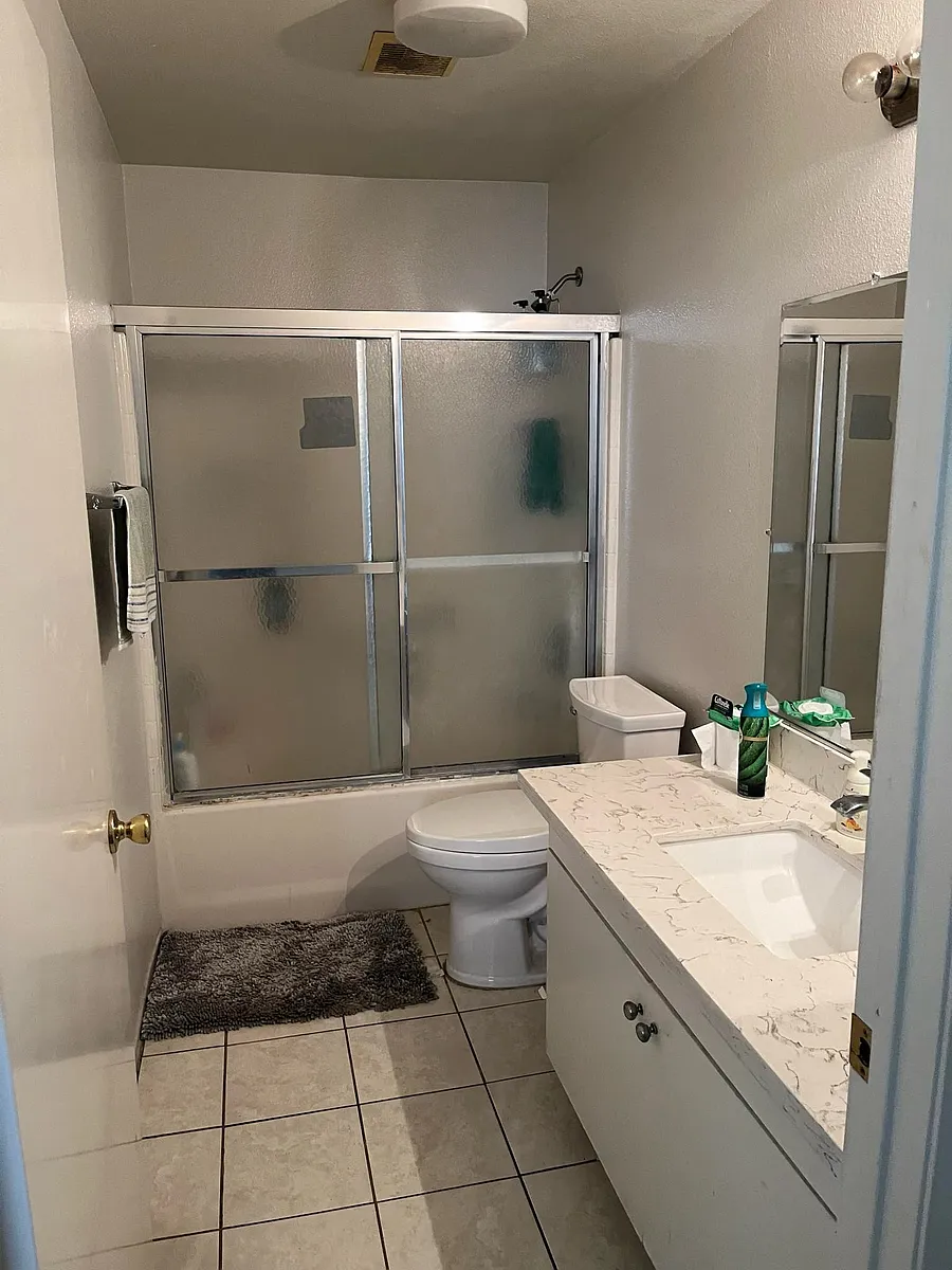 Building Photo - 17726 Kinzie St #38