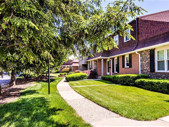 2nd image of 2514 Stratford Dr #25