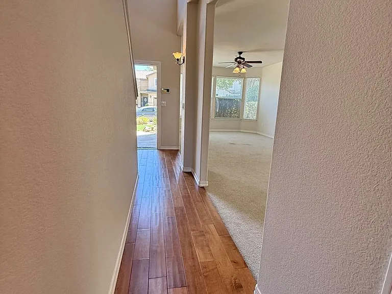 1090 Megan Ct — Photo 15