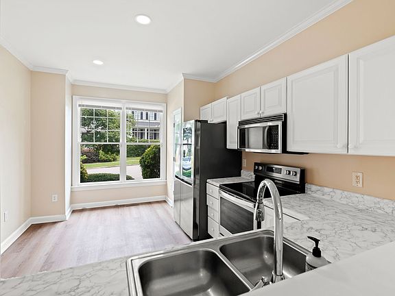 4th image of 904 Edgewater Cir