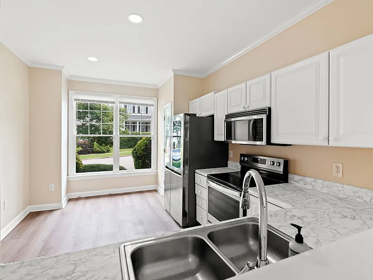 904 Edgewater Cir — Photo 4