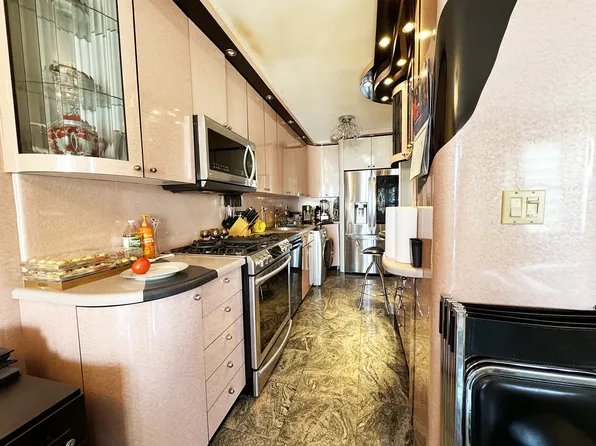 601 Surf Avenue image 4 of 23