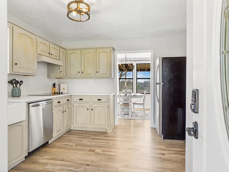 1353 Friendship Rd — Photo 3