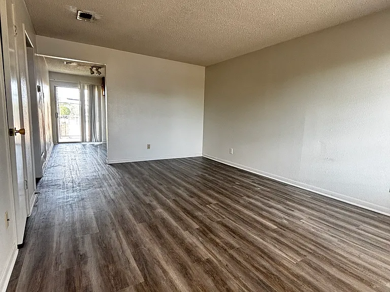 4801 Rainbow Cir #2 — Photo 4