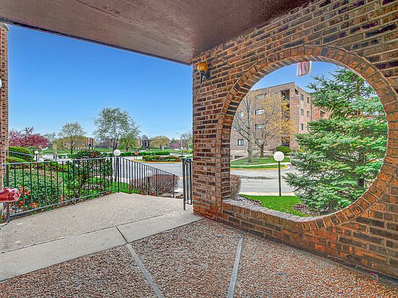2nd image of 625 W Huntington Commons Rd APT 208