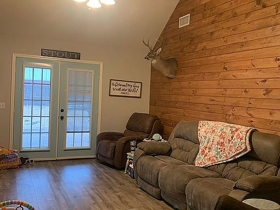 Living  w/vaulted ceiling