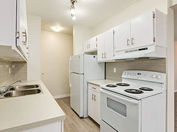 5th image of 4402 50th Ave #304