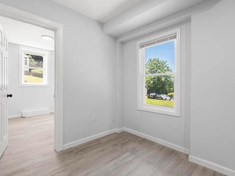 146 Hobart St #B — Photo 15