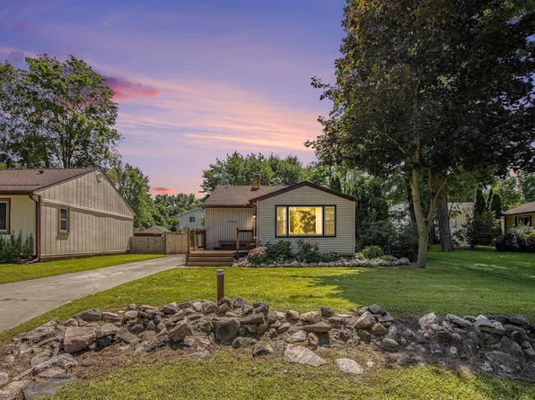 9243 Locustwood Dr, White Lake, MI 48386