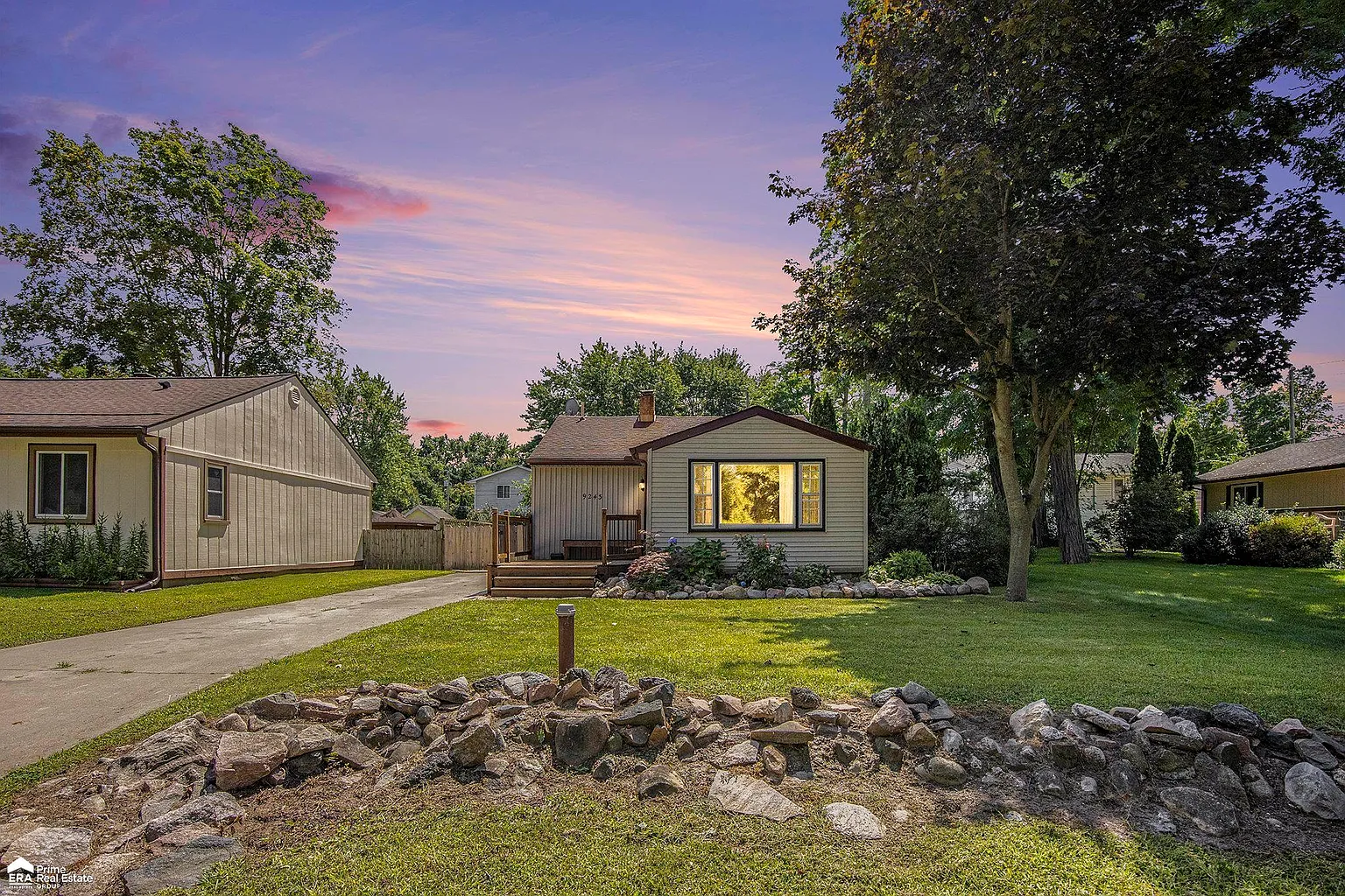 9243 Locustwood Dr photo 1