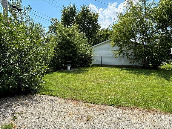 4th image of 221 E Walnut St