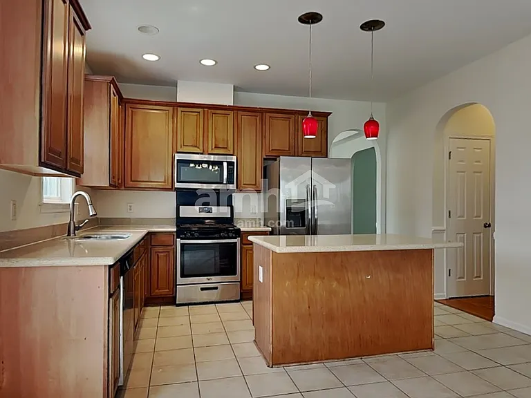 121 Hampton Lake Dr — Photo 3