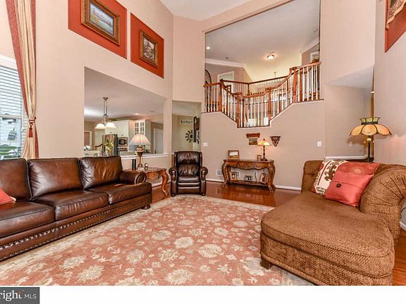 5th image of 31 Waterton Dr