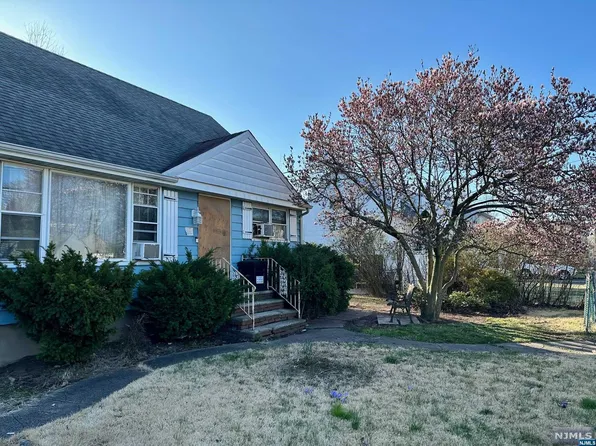 298 E Lanza Ct, Saddle Brook, NJ 07663