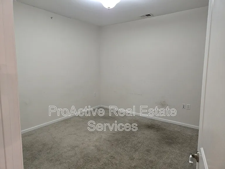2424 Chancery Ln — Photo 11