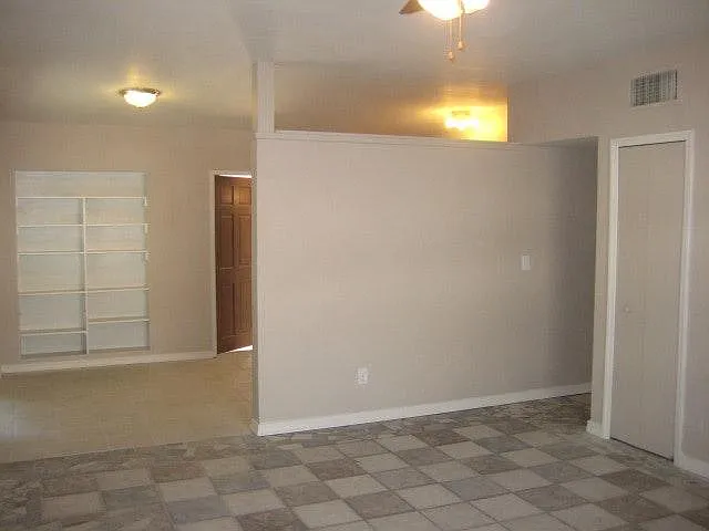 2132 Riviera Dr — Photo 7
