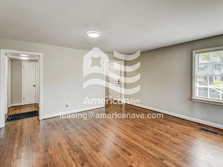 1821560_005_living_room_13719700.jpg