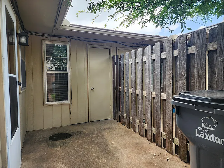 7938 NW Crossland Cir — Photo 18