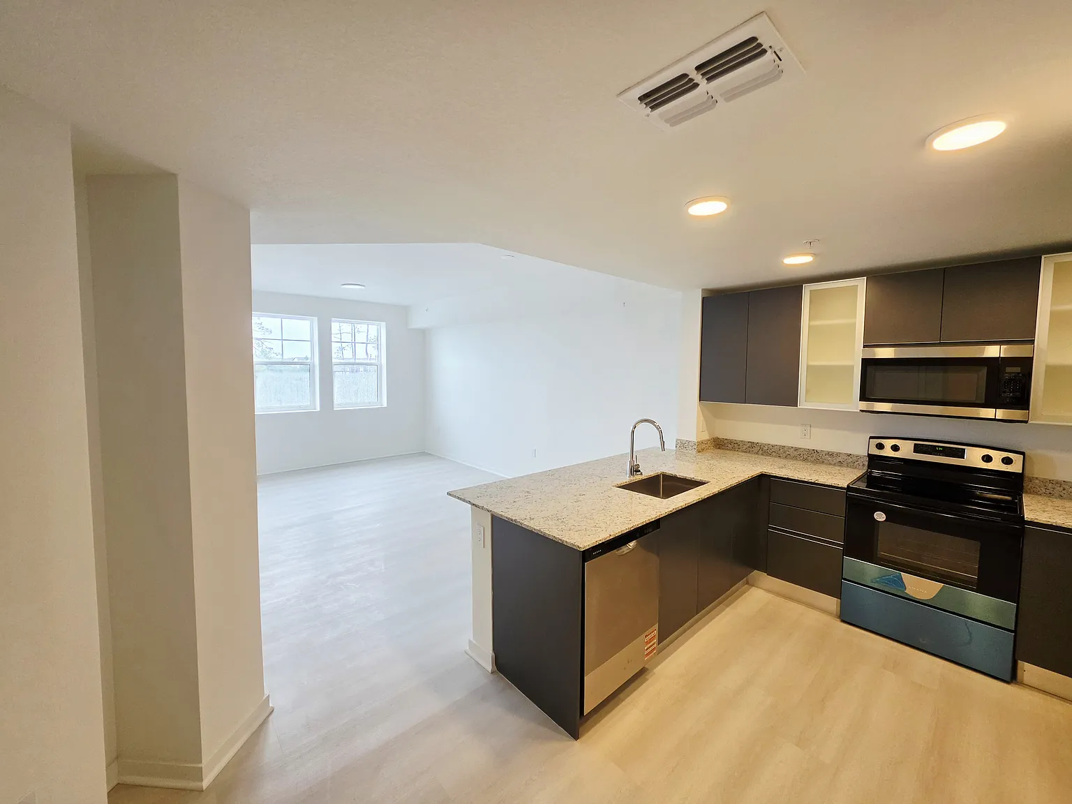 1 bed, 850 sqft, $1,550 — Photo 3