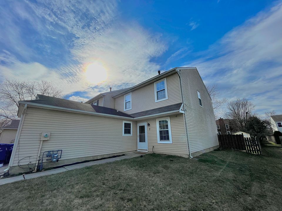 1st image of 7 N Hill Dr