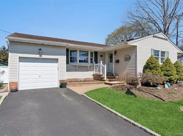 189 N Iowa Avenue, Massapequa, NY 11758