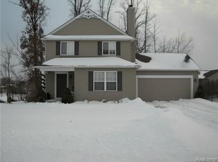 910 S Howard St, Fenton, MI 48430