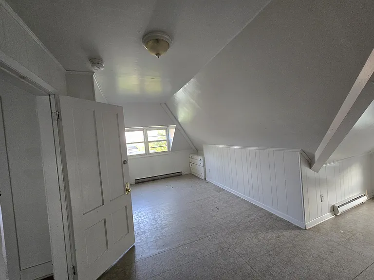 403 College St — Photo 2