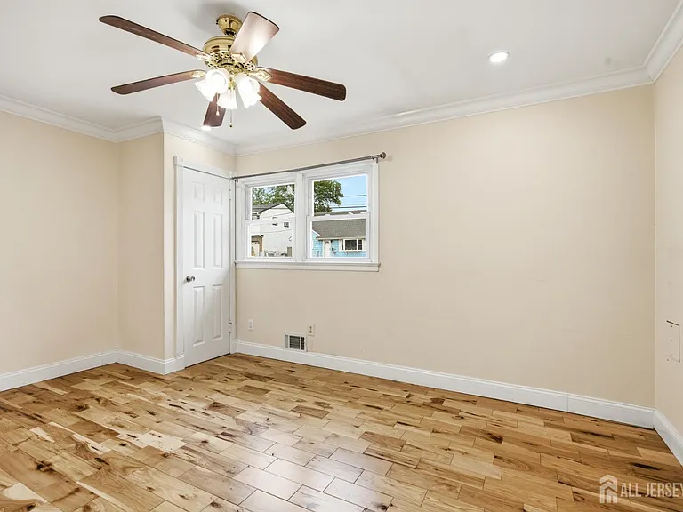 264 E George Pl — Photo 18