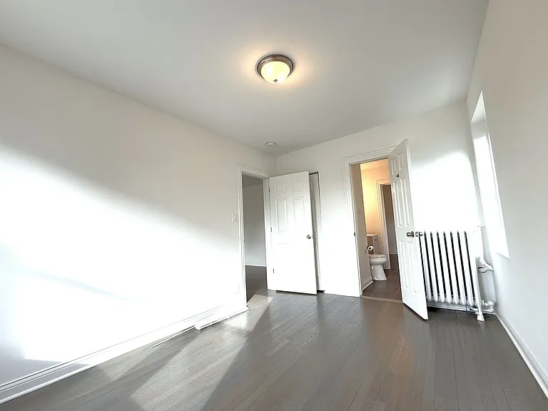 1800 N Farwell Apartments — Photo 15
