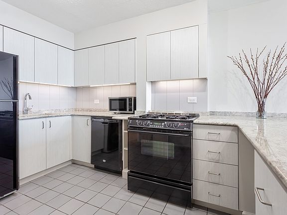 3rd image of 2144 N Lincoln Park W APT 18A