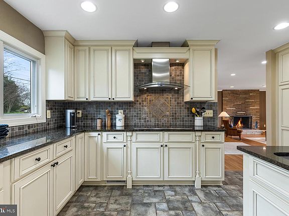 5th image of 6335 Crosswoods Dr