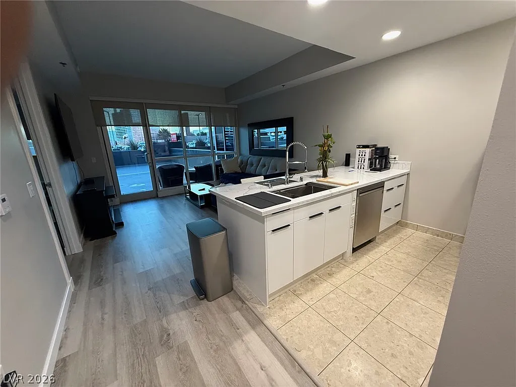 Panorama Towers — Photo 4