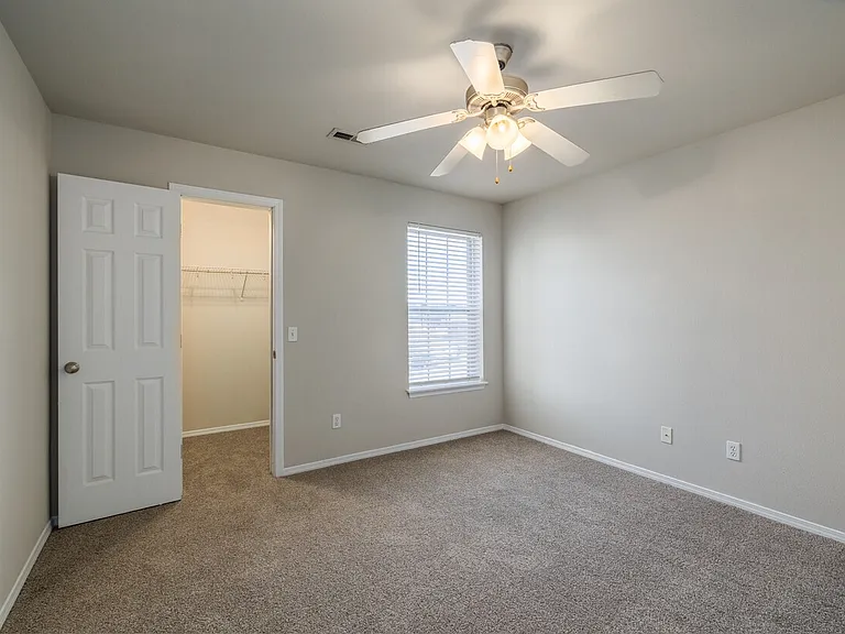 Sandstone Heights Apartments — Photo 24