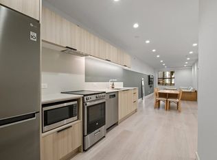 382 Powell St #212, Vancouver, BC V6A 1G4