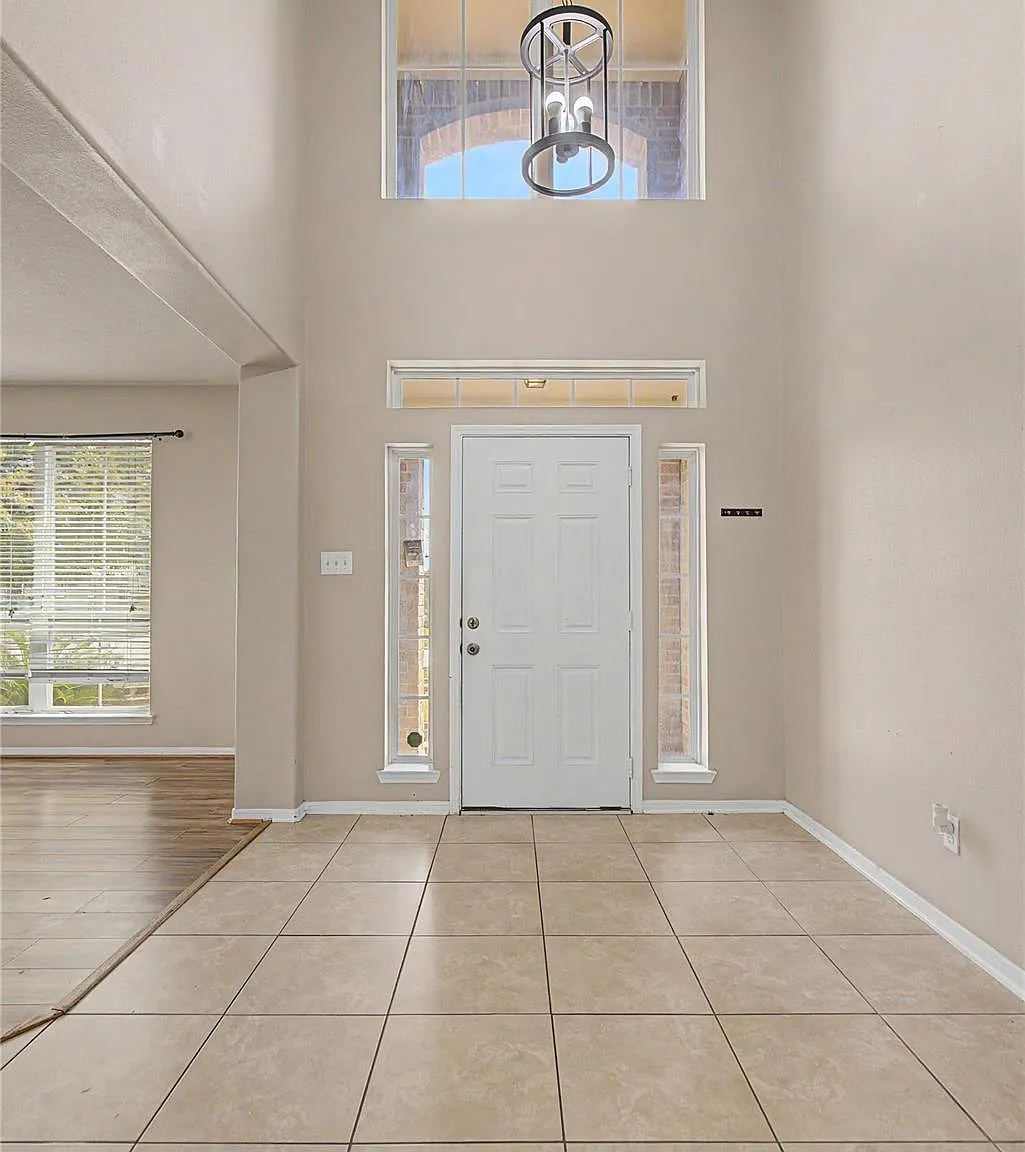 5 bed, 3.5 bath, 3985 sqft, $2,995 — Photo 3