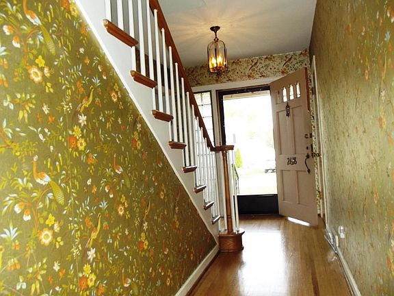 Foyer w/hardwood, great stair railings