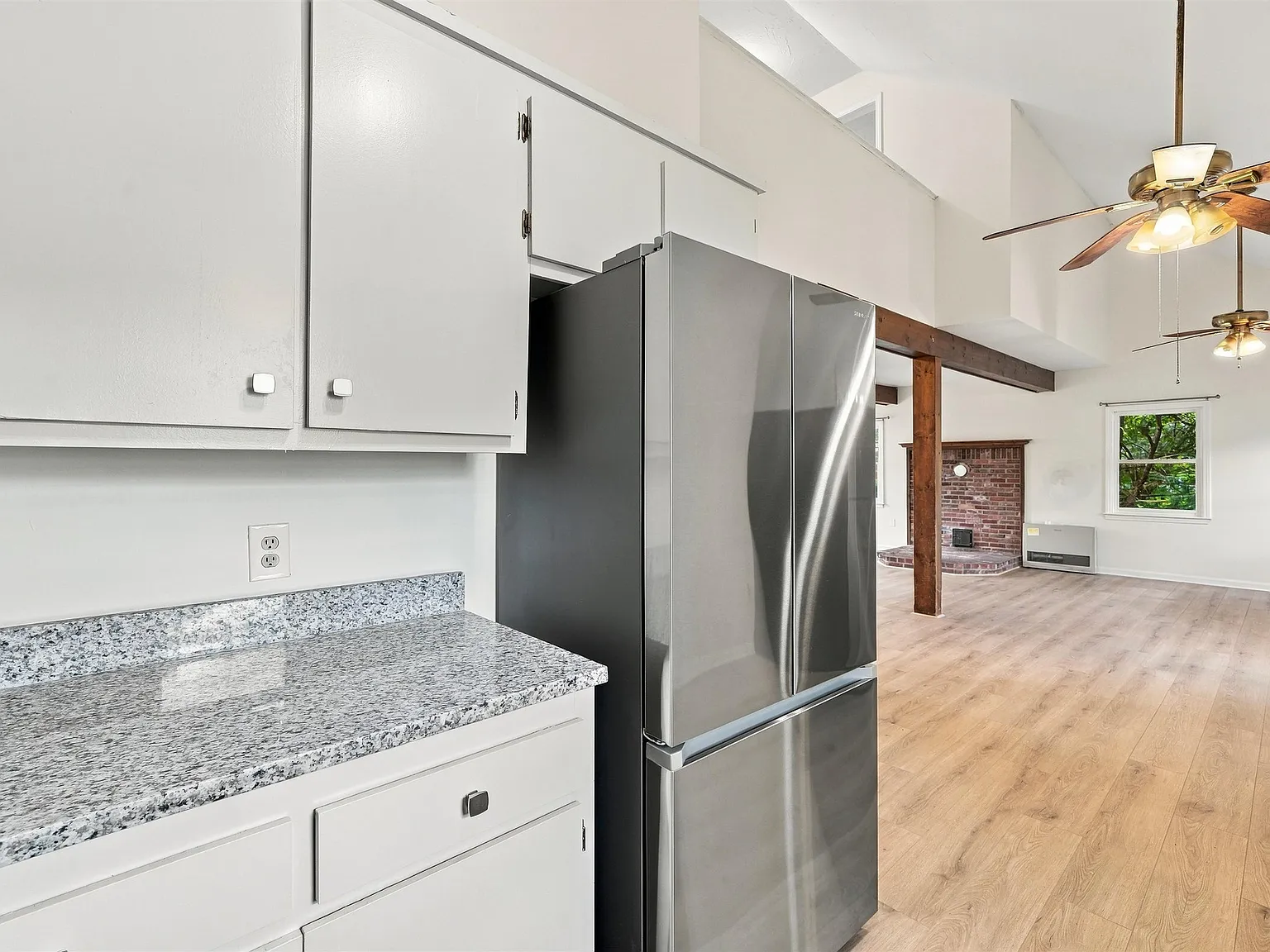 3 bed, 1.5 bath, 1454 sqft, $2,995 — Photo 4