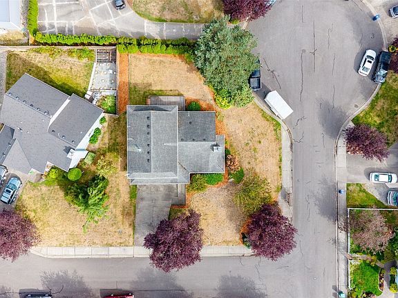 3rd image of 1627 E Spruce Court