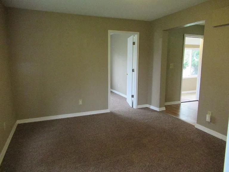 1320 Oak St — Photo 8