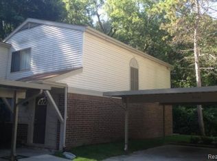 27153 Farmbrook Villa Dr, Southfield, MI 48034