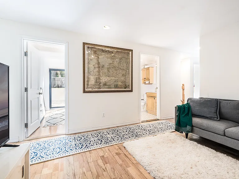 82 Springy Banks Rd — Photo 13