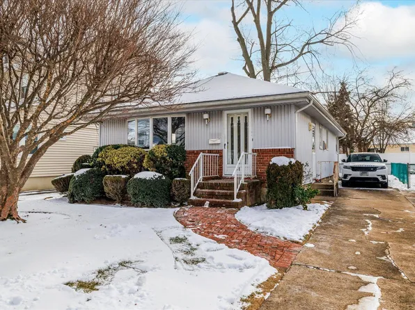 34 Waterview Place, Lynbrook, NY 11563