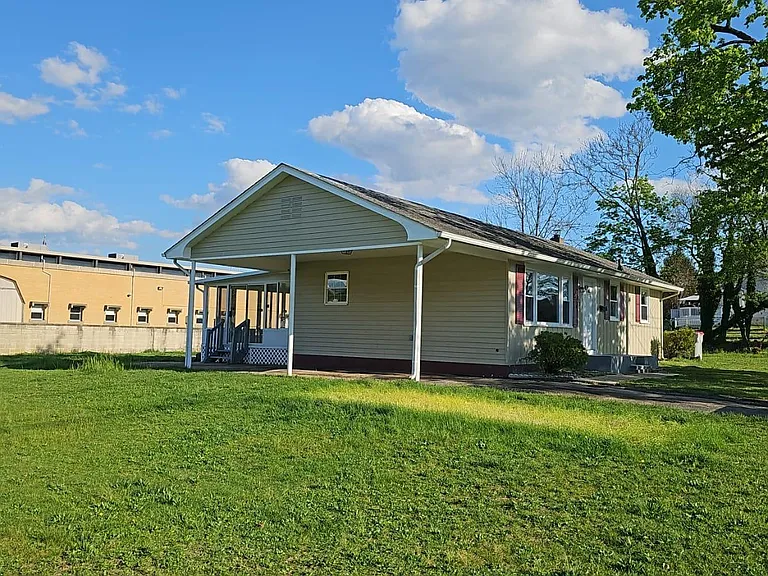 1437 Blackburn Ct — Photo 2