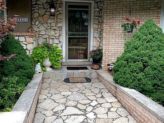 3rd image of 29W420 Garden Dr
