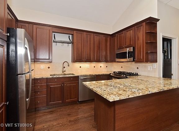 3rd image of 637 W Wrightwood Ave