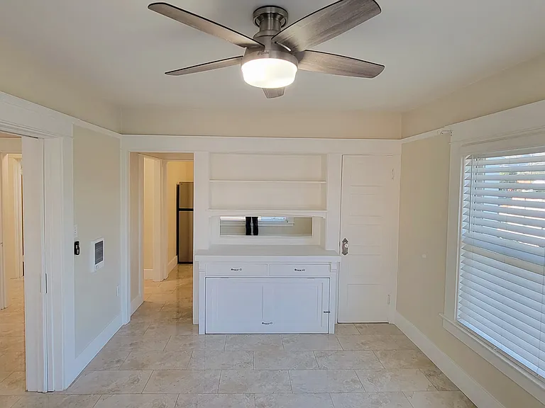 986 E Main St — Photo 3