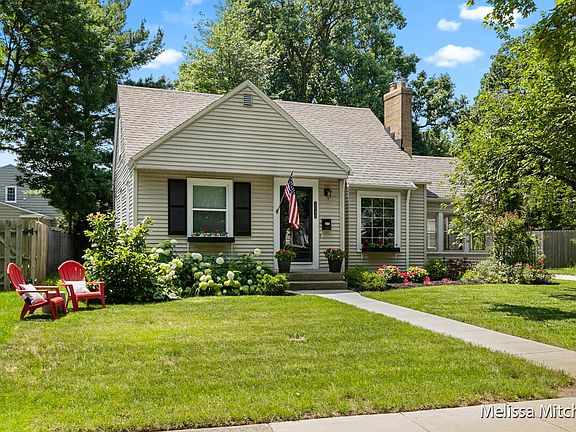 3rd image of 2046 Tenway Dr SE