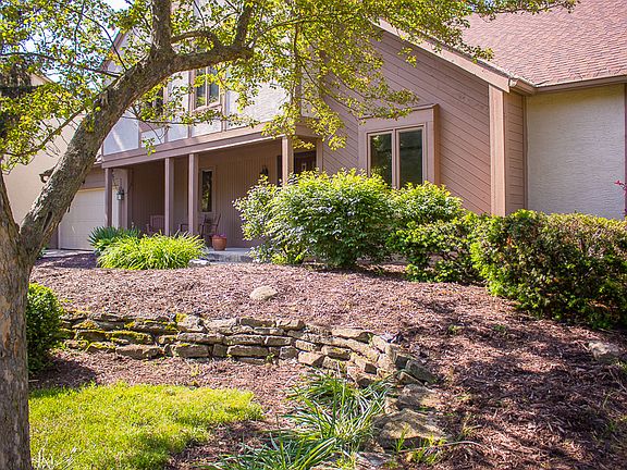 2nd image of 900 Loch Lomond Ln