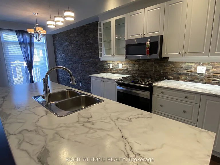 1119 Tischart Cres — Photo 7