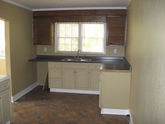 2nd image of 152 Watson St